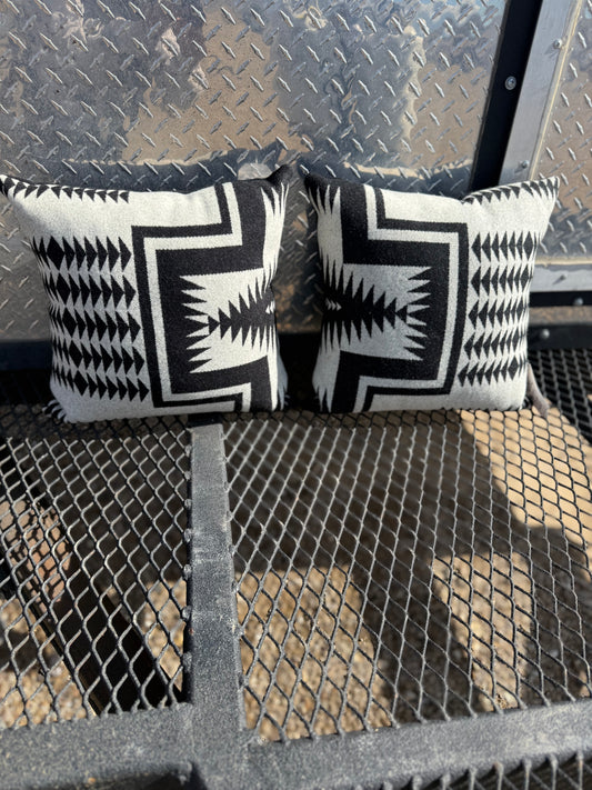 Walking Rock Pillow Set